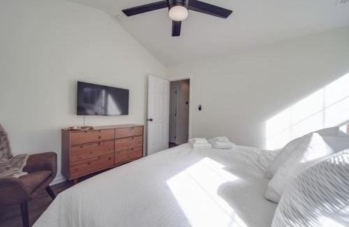 Paw Creek House | Fully Updated Cozy 3 BR Ranch Escape -WWC- Airport
