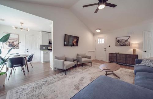 Paw Creek House | Fully Updated Cozy 3 BR Ranch Escape -WWC- Airport