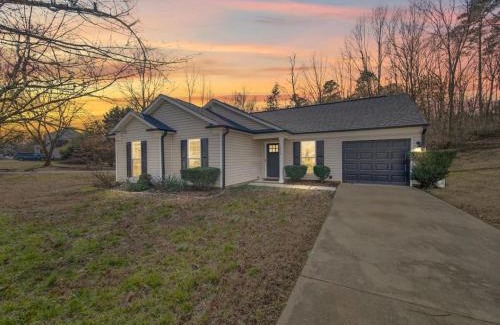 Paw Creek House | Fully Updated Cozy 3 BR Ranch Escape -WWC- Airport