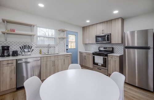 North Austin Civic Association House | Fully Updated|Super Cozy Beds|1 Acre|6min→Domain