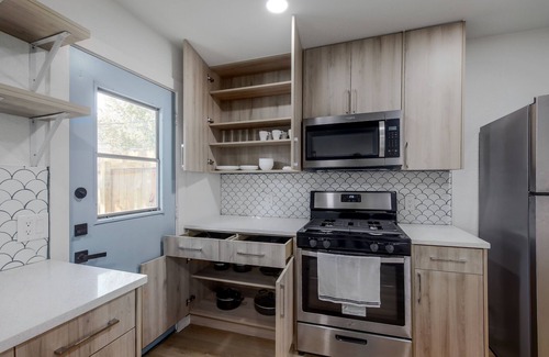 North Austin Civic Association House | Fully Updated|Super Cozy Beds|1 Acre|6min→Domain