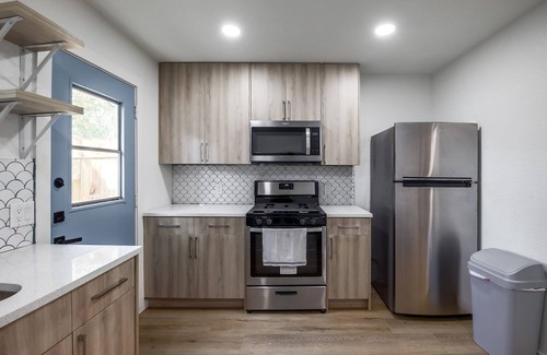 North Austin Civic Association House | Fully Updated|Super Cozy Beds|1 Acre|6min→Domain