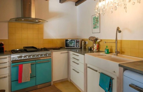 Uzes House | Fun and Funky Townhouse with Terrace in heart of in Uzès