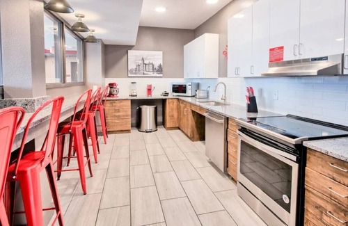 University District House | 🔷Fun Micro-Unit w/ Garage Parking Near High St. | Jacuzzi, Fitness Gym, WiFi, +