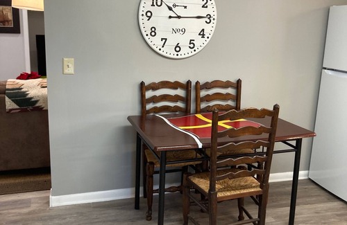 South Pensacola Cottage | Fun Quirky Cottage for 1 or 2-short drive to the beach