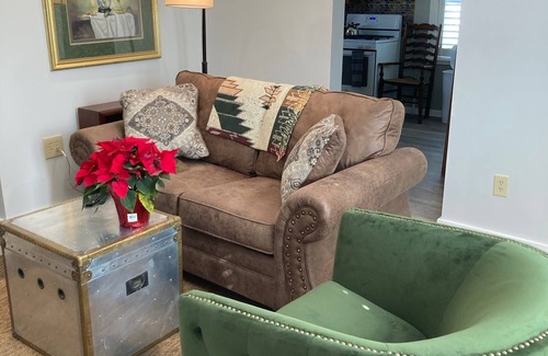 South Pensacola Cottage | Fun Quirky Cottage for 1 or 2-short drive to the beach