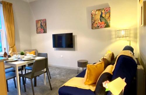 Westbourne Apartment | Funky Stylish Apartment! - 5 Minute Walk to the Best Beach! - Great Location - Parking - Fast WiFi - Smart TV - Newly decorated - sleeps up to 4! Close to Bournemouth & Poole Town Centre & Sandbanks