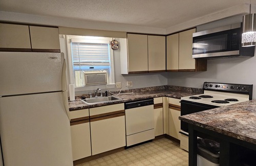 Bangor Apartment | Furnished 1-BDR, 1-Minute Drive to Northern Light Hospital. 90 day minimum stay.