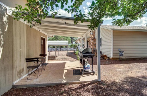 Pinetop-Lakeside House | Furnished Porch and Gas Grill Lakeside Cottage Stay