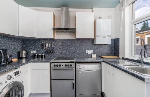 Watford House | "Furnished Rentals Direct" WiggenHouse Stylish 3 Bedroom house - Free Parking