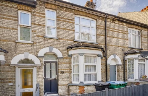 Watford House | "Furnished Rentals Direct" WiggenHouse Stylish 3 Bedroom house - Free Parking