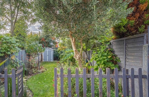 Watford House | "Furnished Rentals Direct" WiggenHouse Stylish 3 Bedroom house - Free Parking