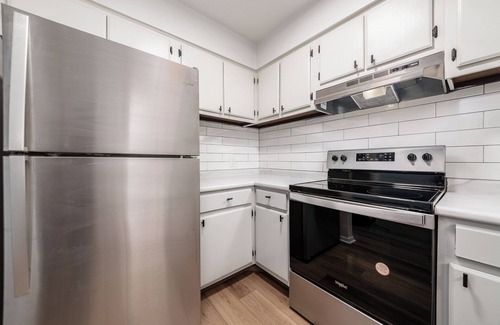 Northwest Columbus Apartment | Furnished Resort Style Apartment w/WIFI & Parking