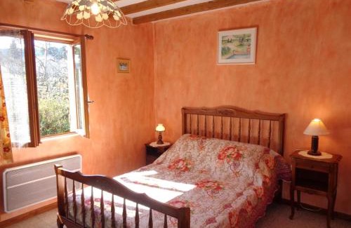 Saint-Haon-le-Chatel House | Gîte 3 chambres avec terrain clos et jeux pour enfants - FR-1-496-21