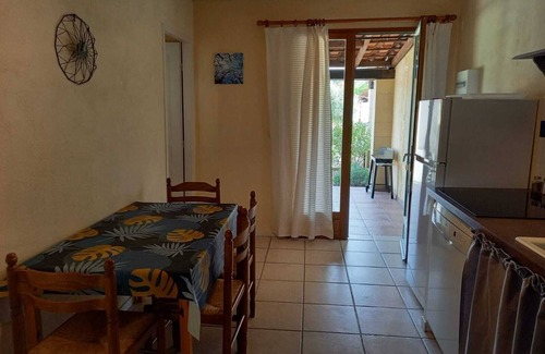 Banne House | Gîte Bleu Le soleil souriant