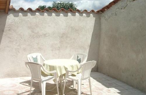 Sainte-Foy-Saint-Sulpice Apartment | Gîte calme avec terrasse et animaux acceptés - FR-1-496-47