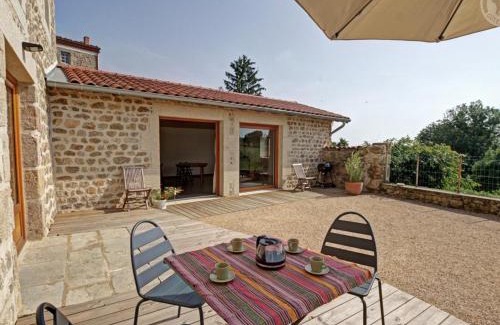 Verrieres-en-Forez House | Gîte confortable avec vue panoramique, idéal pour groupes - FR-1-496-314