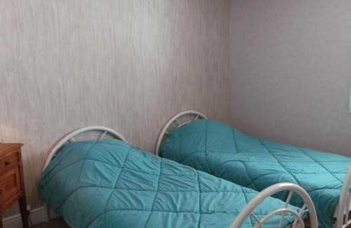 Creuzier-le-Neuf House | Gîte confortable à Creuzier-le-Neuf avec piscine partagée - FR-1-489-76