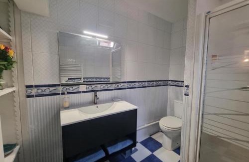 Saint-Galmier House | Gîte de charme avec terrasse, jardin et jeux - tout inclus, lits faits, linge fourni à Saint-Galmier - FR-1-496-300