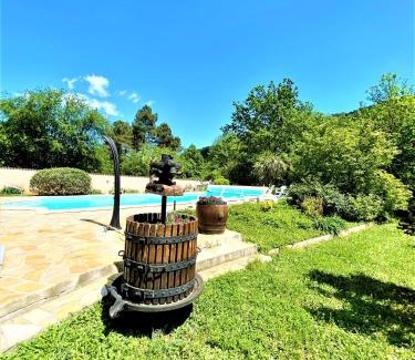 Aubenas House | Gîte et chambre d'hôtes LE MERCOIRE, piscine chauffée et jacuzzi