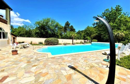 Aubenas House | Gîte et chambre d'hôtes LE MERCOIRE, piscine chauffée et jacuzzi