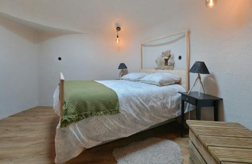 La Haie-Traversaine House | Gîte Insolite Troglogîte - Pour 5 en pleine nature