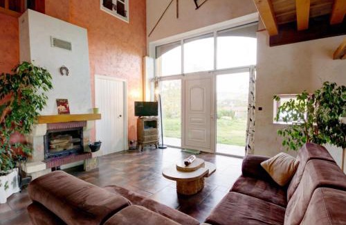 Saint-Priest-la-Prugne House | Gîte paisible avec piscine intérieure et animaux acceptés - FR-1-496-132