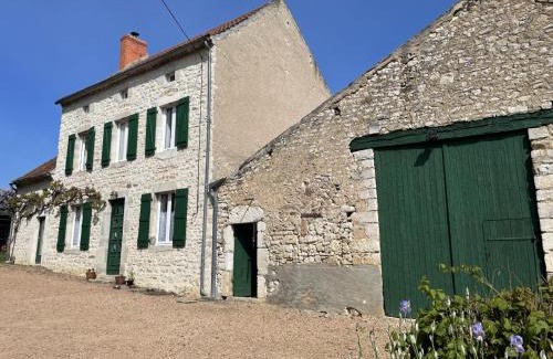 Ebreuil House | Gîte paisible à Ébreuil avec jardin et animaux acceptés - FR-1-489-19