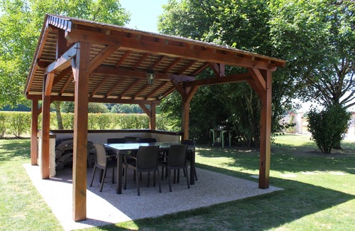 Cheverny House | Gîte rural "Le Noyer Rondin" in Cheverny (sleeps 12), ideal for families.