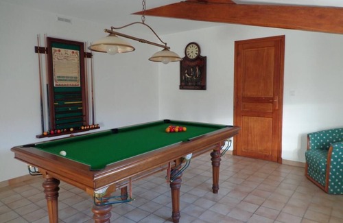 Cheverny House | Gîte rural "Le Noyer Rondin" in Cheverny (sleeps 12), ideal for families.