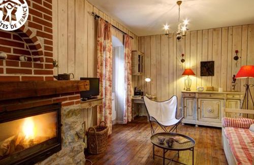 Montbrison House | Gîte rustique avec cheminée à Montbrison - FR-1-496-158