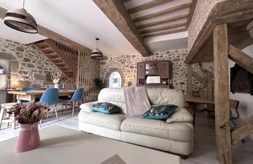 Rocles House | Gîte rustique rénové avec jeux pour enfants, climatisation et jardin privatif à Rocles - FR-1-489-546