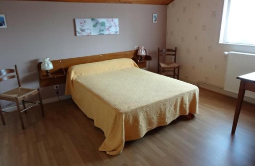 Saint-Just-la-Pendue House | Gîte Saint-Just-la-Pendue, 3 pièces, 4 personnes - FR-1-496-53