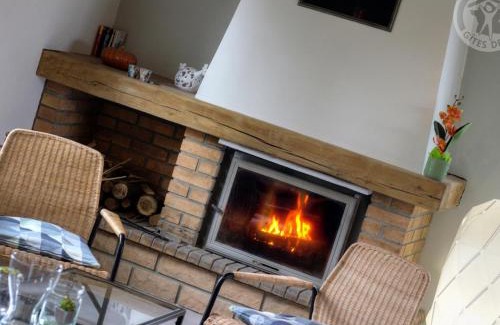 Saint-Just-Saint-Rambert House | Gîte spacieux, 4 chambres, cheminée, jardin clos, proche Saint-Just-Saint-Rambert - FR-1-496-195