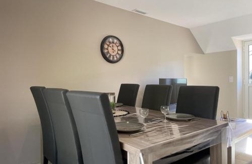 Thiel-sur-Acolin House | Gîte spacieux à Thiel-sur-Acolin avec climatisation - FR-1-489-338