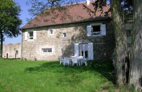 Chirat-l'Eglise House | Gîte spacieux avec jardin, terrasse, BBQ et cheminée - FR-1-489-4