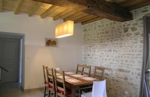 Chirat-l'Eglise House | Gîte spacieux avec jardin, terrasse, BBQ et cheminée - FR-1-489-4