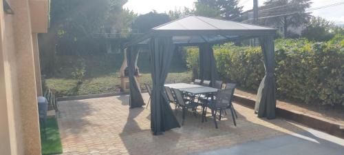 Feyzin House | Gîte tout confort à 15 min de Lyon avec jardin privé