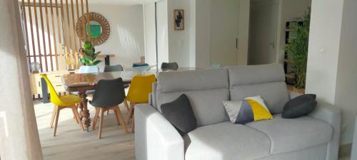 Feyzin House | Gîte tout confort à 15 min de Lyon avec jardin privé