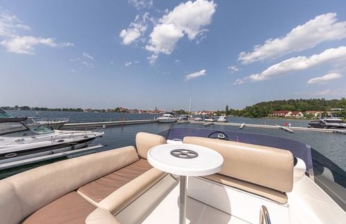 Muritz Boat Rental | Galeon 330 Fly: Your sporty companion for unforgettable cruises