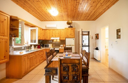 Petaleia House | Galini Vines House: Authentic Corfu village life. WiFi. A/C
