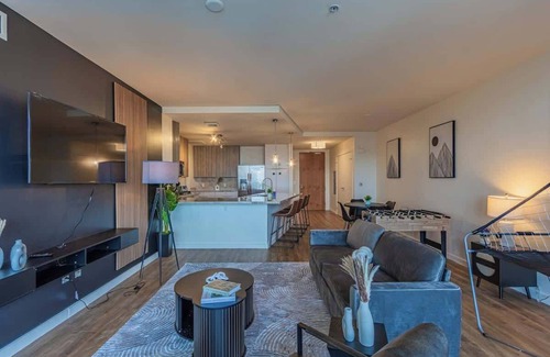 Downtown Phoenix Apartment | Game Day in PHX | Pool,Gym,Parking,Balcony,W/D