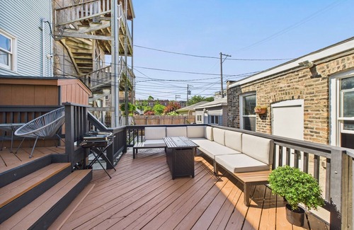 Lakeview Apartment | Game Day Stay Steps to Wrigley + Garage