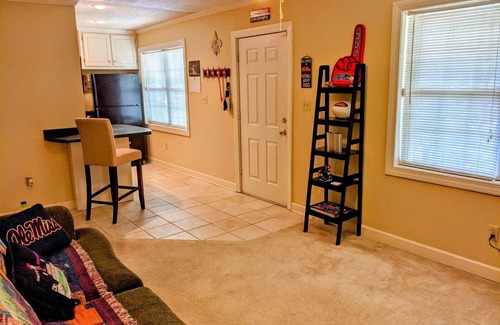 University Condo | GAME DAY WEEKEND CONDO! WALK TO CAMPUS! PET FRIENDLY! WHIRLPOOL TRAILS!