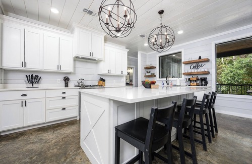 Golden Cabin | Gametastic, Hot Tub, Firepit, Sleeps 16