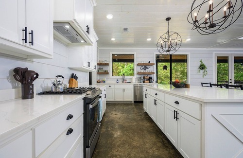 Golden Cabin | Gametastic, Hot Tub, Firepit, Sleeps 16