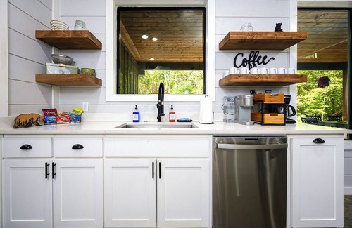 Golden Cabin | Gametastic, Hot Tub, Firepit, Sleeps 16