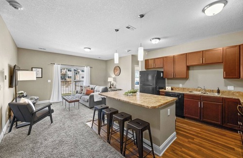 West Des Moines Apartment | Garage Parking | Balcony | Onsite Gym & Tanning