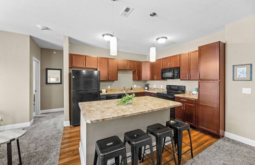 West Des Moines Apartment | Garage Parking | Balcony | Onsite Gym & Tanning
