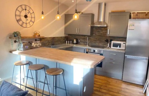 Southsea Apartment | Garden apt - Beach at end of Road Private Parking